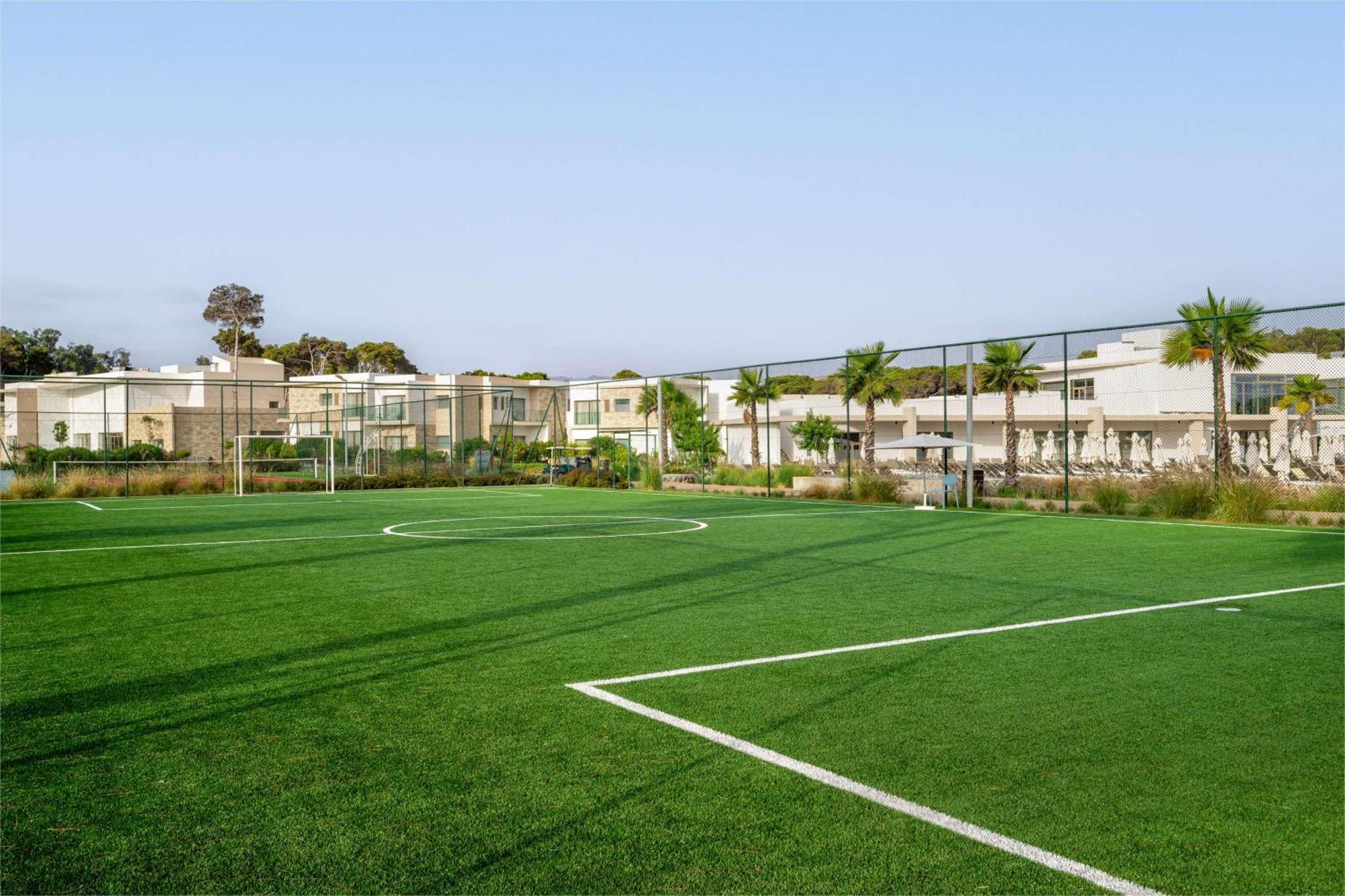 Radisson Blu Resort Al Hoceïma מראה חיצוני תמונה The football field