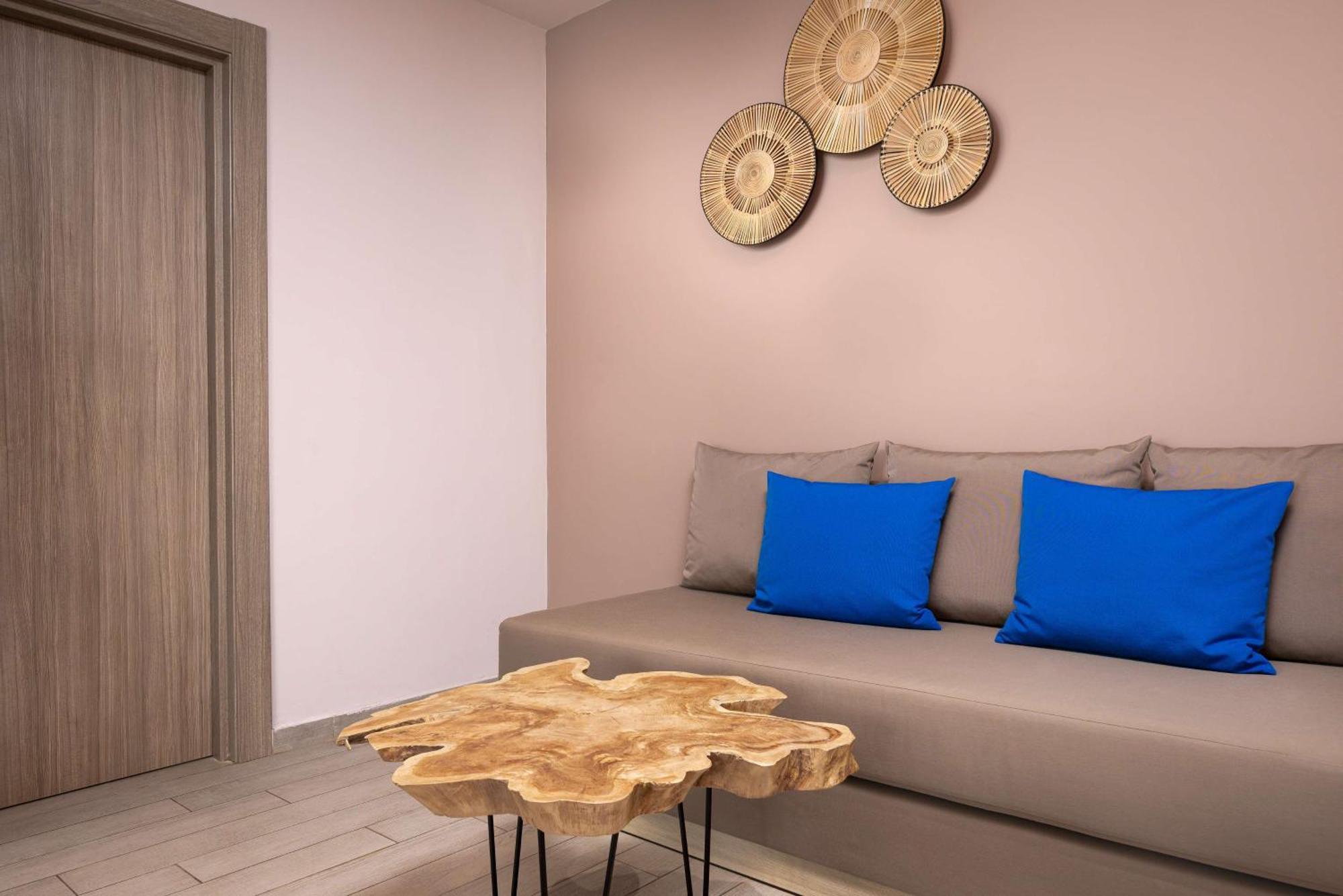 Radisson Blu Resort Al Hoceïma מראה חיצוני תמונה A teak root table